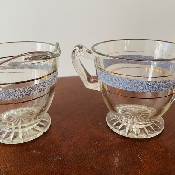 Vintage clear glass creamer and sugar set with blue and gold band - Picture 2 of 5